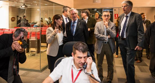 L'alcalde Trias amb responsables de TMB durant la visita a la sala del Centre de Regulació de Trànsit / Pep Herrero L'alcalde Trias amb responsables de TMB durant la visita a la sala del Centre de Regulació de Trànsit / Pep Herrero