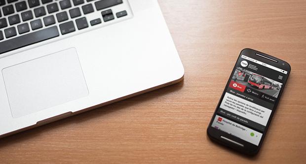 Consulta d'una informació de servei en un mòbil / TMB Consulta d'una informació de servei en un mòbil / TMB