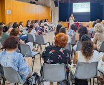 Edurne García, de TMB, dirigint-se a les companyes de la jornada