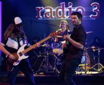 El company Guillem Bright durant l'actuació d'Speaker Cabinets a RTVE / Foto: Speaker Cabinets