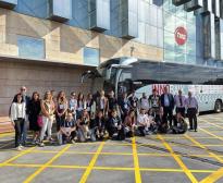 Grup de innobus posant davant del bus