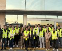 El grup d'estudiants davant les instal·lacions de TMB