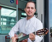 Edu Meléndez amb la guitarra que fa servir per composar les seves cançons / Foto: Pep Herrero