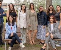 Foto de família de l'acollida a les primeres estudiants d'aquesta 2a edició del programa