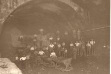 Interior d'un túnel del Transversal en construcció (1923-1926) / Arxiu TMB