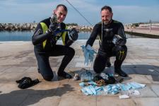 Part del centenar de mascaretes recollides per l'equip / P. Herrero