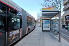 Autobús H12 sortint de la nova parada doble de La Campana / M. Á. Cuartero