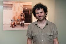 Andrea Lolicato davant d'una de les imatges de l'exposició / Miguel Àngel Cuartero Andrea Lolicato davant d'una de les imatges de l'exposició / Miguel Àngel Cuartero