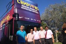 L'equip del Barcelona Bus Turístic davant del primer cotxe de la rua / Hora Punta