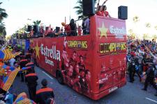 Bus Turístic dels patrocinadors a la rua del Barça / Miguel Ángel Cuartero