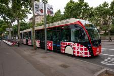 El bus biarticulat circulant pel carril bus de Gran Via / Pep Herrero