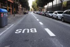 Carril bus en segona posició senyalitzat al carrer Espronceda, per a la línia V27 / Hora Punta