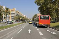 Carrils bus delimitats al carrer Marina entre la Meridiana i la plaça dels Voluntaris Olímpics, en tots dos sentits. / M. Á. Cuartero