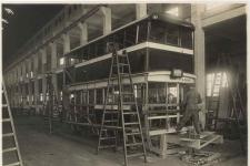 Construcció d'un dels cotxes de la sèrie 201-244 als tallers de Lutxana /Arxiu TMB