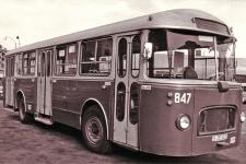 Dos autobusos Chausson donaven servei a la línia 10 / Arxiu TMB