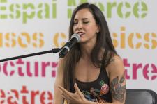 Primer pla de Paula Domínguez cantant cançons d'autors espanyols / Miguel Ángel Cuartero Primer pla de Paula Domínguez cantant cançons d'autors espanyols / Miguel Ángel Cuartero