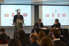 Un moment de l'explicació de les noves eines digitals d'informació i atenció al client de TMB / Pep Herrero Un moment de l'explicació de les noves eines digitals d'informació i atenció al client de TMB / Pep Herrero