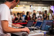 A Universitat, els usuaris del metro han pogut gaudir d'un tast del Sònar 2014 / Pep Herrero