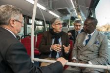 El ministre gambià de Transports atén les explicacions del director general de Bus / Pep Herrero