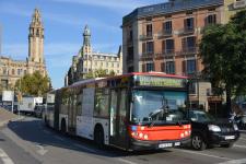 Bus de la línia V15, que substitueix la 16 i la 17, a l'altura de Correus / Pep Herrero Bus de la línia V15, que substitueix la 16 i la 17, a l'altura de Correus / Pep Herrero
