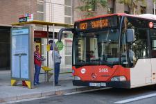Vehicle de la V27 (antiga 71) fent parada a l'avinguda Icària / Pep Herrero Vehicle de la V27 (antiga 71) fent parada a l'avinguda Icària / Pep Herrero