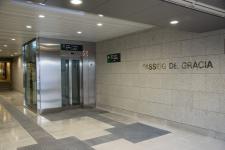 L'ascensor des de dins del vestíbul secundari construït per Adif / Pep Herrero