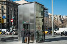 Edicle exterior de l'ascensor que fa accessible l'estació de metro / Pep Herrero