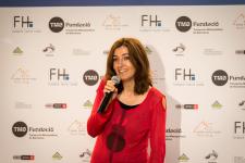 Una de les participants del concurs d'acudits a l'estació de metro de Diagonal / Pep Herrero