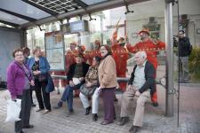 Un moment de teatre a l’exterior, davant una parada de bus / Miguel Ángel Cuartero