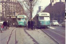 Dos dels vehicles Washington circulant per la Gran Via / Arxiu TMB