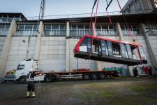 Trasllat d'un dels cotxes al camió gòndola que el transportarà al taller extern / Pep Herrero Trasllat d'un dels cotxes al camió gòndola que el transportarà al taller extern / Pep Herrero