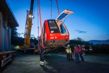 Un altre dels cotxes en el moment de ser dipositat a l'exterior del Funicular / Pep Herrero Un altre dels cotxes en el moment de ser dipositat a l'exterior del Funicular / Pep Herrero