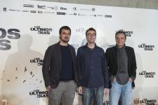 Els germans Pastor al costat de l’actor en la promoció del film / Pep Herrero