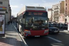 L'autobús reconvertit en híbrid a la plaça d'Espanya / M.A. Cuartero