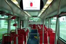 Interior del bus i2e d'Irizar amb la pantalla de MouTV en primer terme / Hora Punta Interior del bus i2e d'Irizar amb la pantalla de MouTV en primer terme / Hora Punta