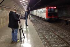 L'equip de gravació del programa a l'andana de l'estació fantasma de Gaudí / TMB