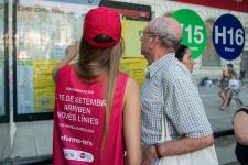 Una informadora dóna explicacions a un usuari de bus / Pep Herrero Una informadora dóna explicacions a un usuari de bus / Pep Herrero