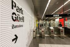 A Lesseps s’hi han instal·lat grans vinils i senyals a les andanes del metro i cartells als passadissos de l'estació / Pep Herrero