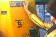 Primer pla de la màquina expenedora de bitllets de bus (1978) / Fotograma pel·lícula "Bilbao"