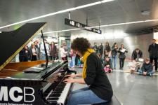 El piano es posa a les mans de tots els usuaris que el vulguin tocar / Miguel Ángel Cuartero