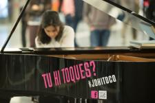 El piano està vestit amb l'etiqueta del concurs #johitoco per compartir-ho a les xarxes socials / Miguel Ángel Cuartero