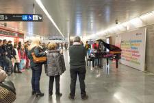 Usuaris del metro gaudint de les actuacions de piano a Diagonal / Miguel Ángel Cuartero