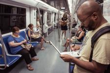 El dissenyador gràfic Mekaeli Eklu-Natey García retratant usuaris dins un comboi de metro / Pep Herrero