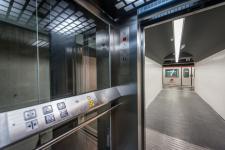 Un dels dos ascensors que comuniquen les andanes amb el vestíbul de l'estació / Pep Herrero