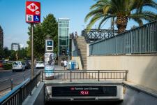 Accés de Rambla Just Oliveras amb la banderola que identifica l'estació com a adaptada / Pep Herrero