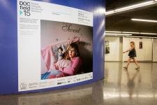 Un vinil d'una de les imatges del festival a l'estació d'Universitat / Pep Herrero Un vinil d'una de les imatges del festival a l'estació d'Universitat / Pep Herrero