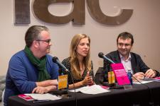 Marta Franco en un moment de la presentació del llibre, amb el coautor Miquel Pellicer i el periodista Ismael Nafría / Pep Herrero