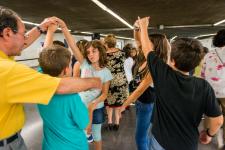 Nens i grans aprenent balls de saló plegats a l'estació d'Universitat / Pep Herrero Nens i grans aprenent balls de saló plegats a l'estació d'Universitat / Pep Herrero
