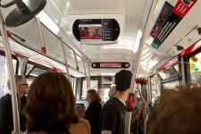 Imatge de les pantalles de MouTV a l'interior d'un autobús / Pep Herrero