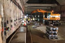 Muntatge de via en un sector de la línia 9 que s'inaugurarà el 2016 / Hora Punta Muntatge de via en un sector de la línia 9 que s'inaugurarà el 2016 / Hora Punta